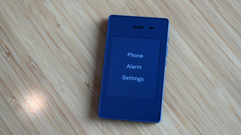 Según salga de la caja, el Light Phone 2 solo podrá hacer llamadas, enviar mensajes y programar una alarma, pero sus creadores planean añadir nuevas funciones.